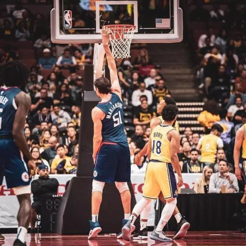 看了照片才相信，原来世界上真有人能站扣！中国就有一人|扣篮|NBA|蒂姆·波尔|博班|穆雷桑_新浪体育_新浪新闻